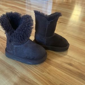 Toddles size six belly button UGGs